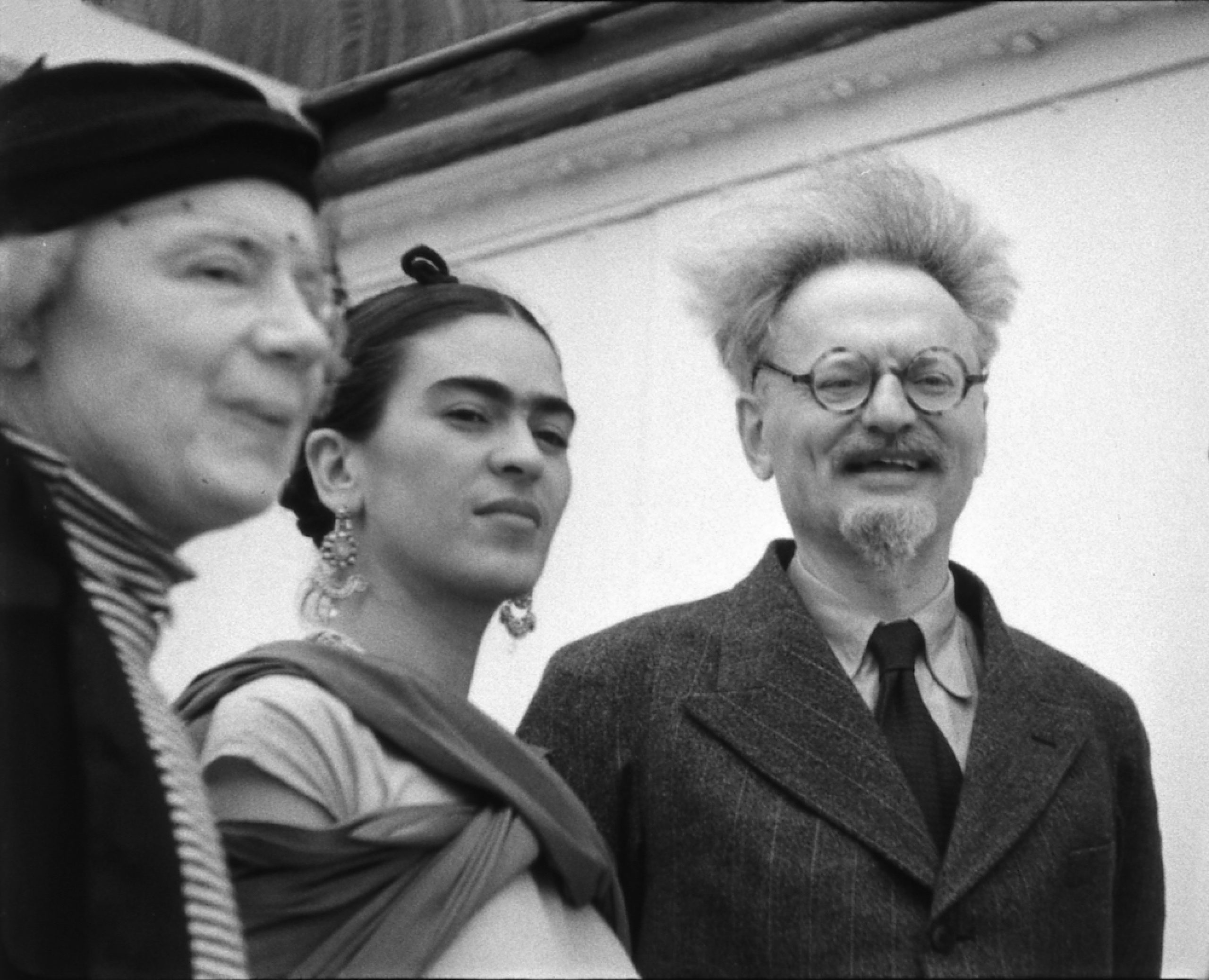 Frida Kahlo standing next to Leon Trotsky.